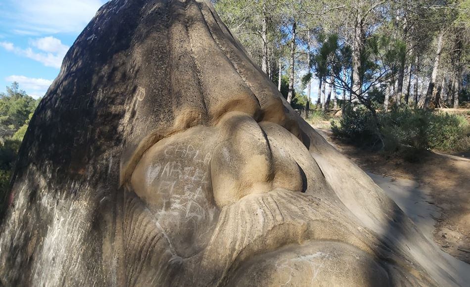 Una de las esculturas presenta escritos realizados sobre la roca.