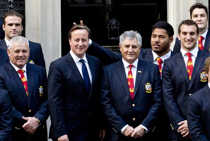 El jugador de rugby ha hecho los &#039;cuernos&#039; al primer ministro británico durante una visita a Downing Street.