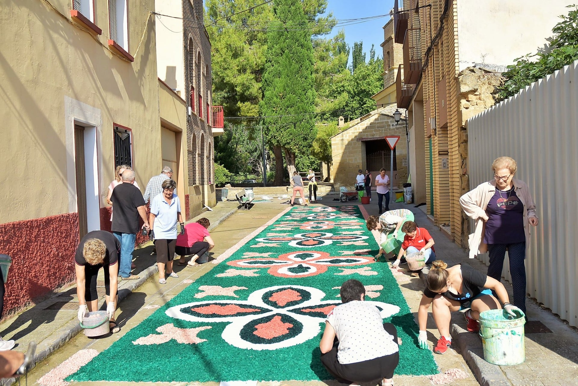 Mujeres elaborando alfombras florales de Rivas