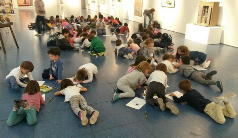 Los niños y niñas se impregnan del arte de la Sala Baluarte y se convierten en pequeños artistas a través de la creación  