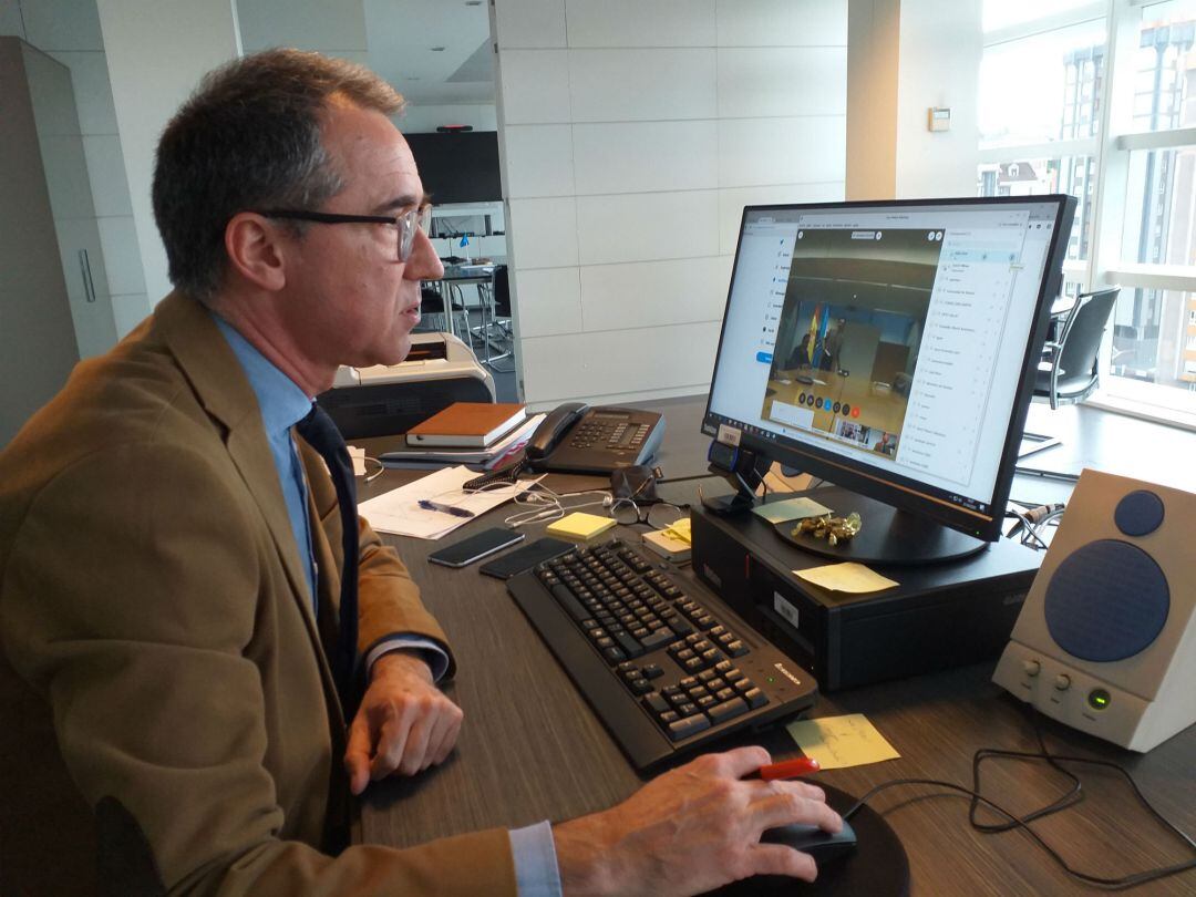 El consejero de Salud, Pablo Fernández, durante la reunión. 