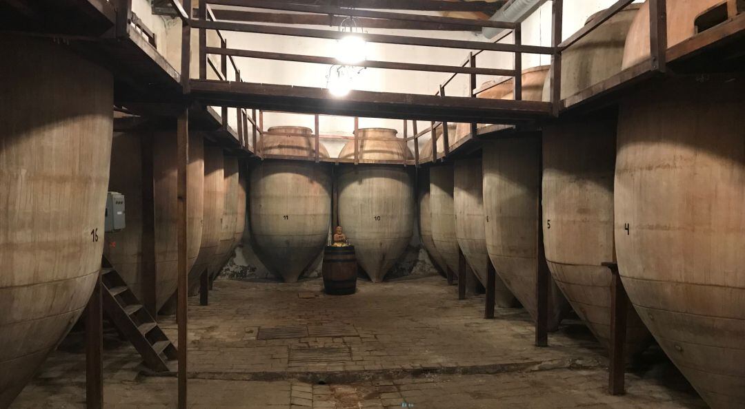 Una de las salas de tinajas de la Bodega de las Estrellas en Valdepeñas (Ciudad Real) 