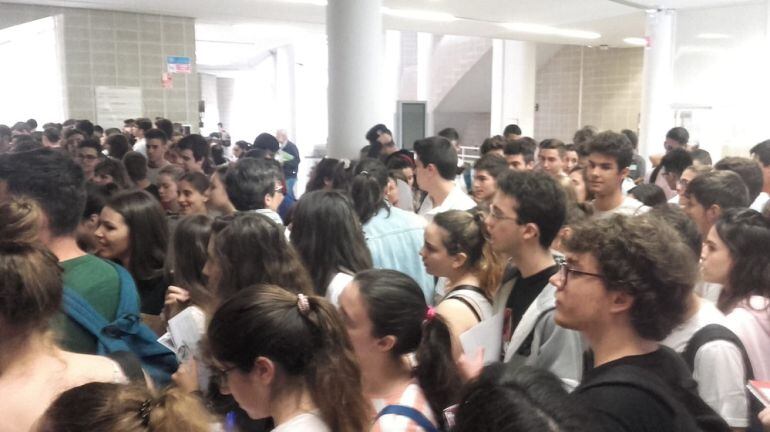 Estudiantes esperando a entrar a las aulas para realizar los exámenes de la EVAU en la Facultad d Derecho de la Universidad de Zaragoza 