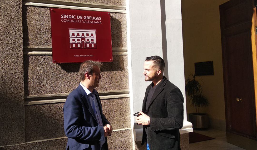 Natxo Bellido y su compañero de partido Rafa Mas, frente a la sede del Síndic de Greuges