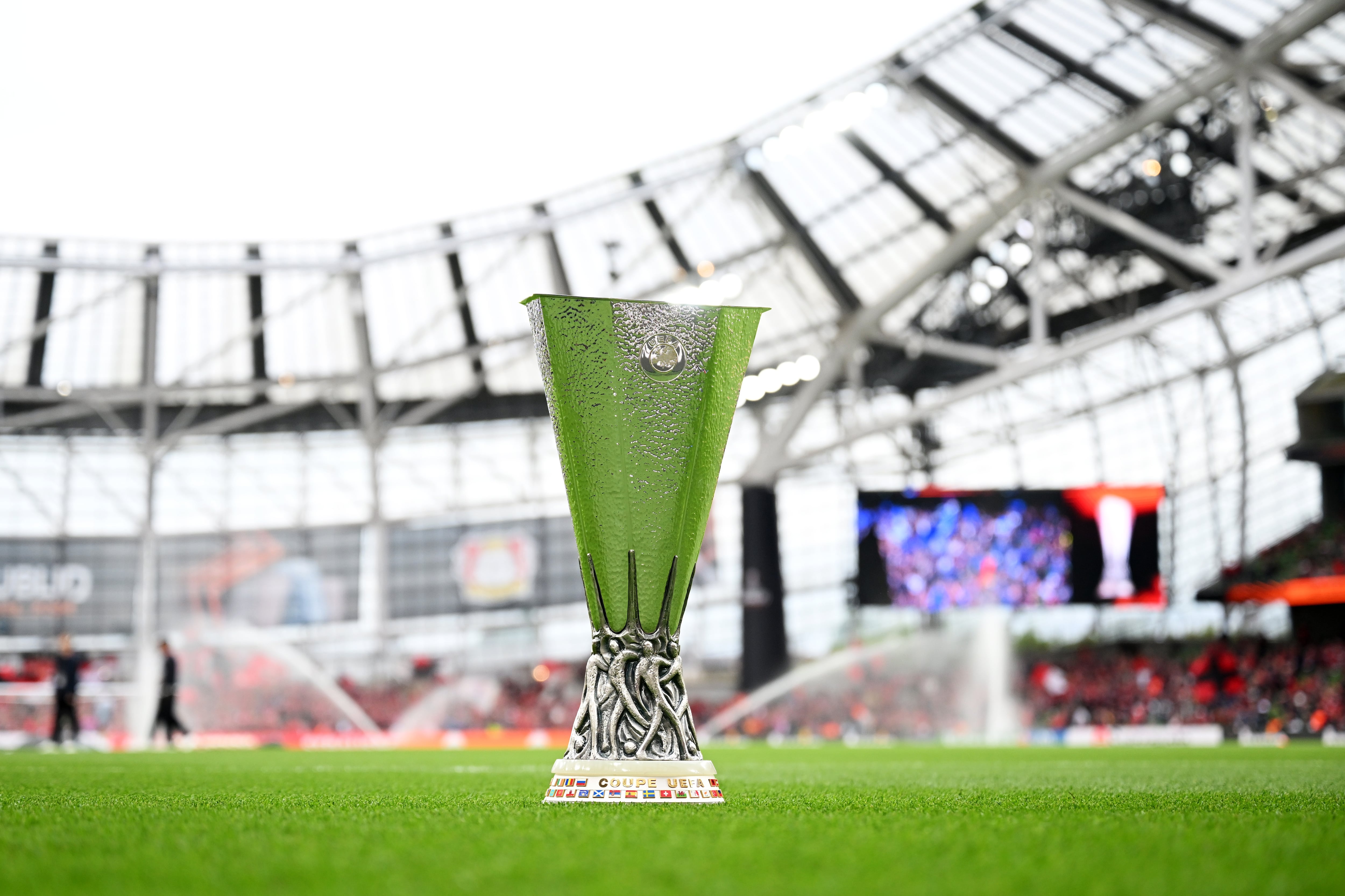 El trofeo de la Europa League, en la final del año pasado entre Atalanta y Bayer Leverkusen. (Michael Regan/Getty Images)