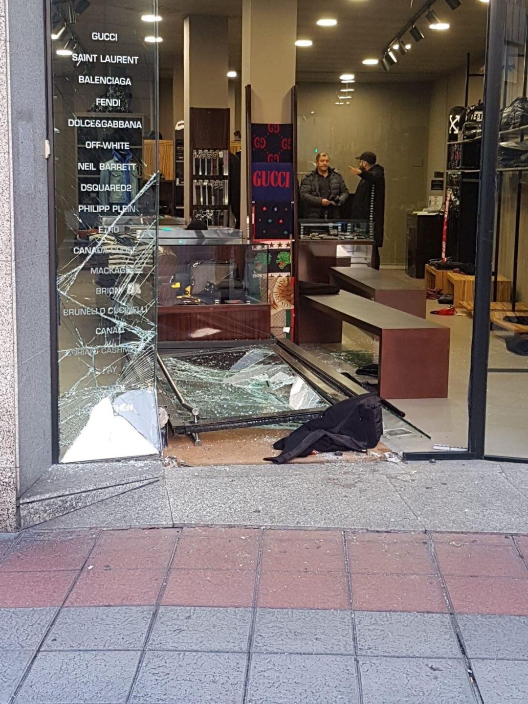 La entrada de la tienda provisional de Jesús en Juan XXIII destrozada