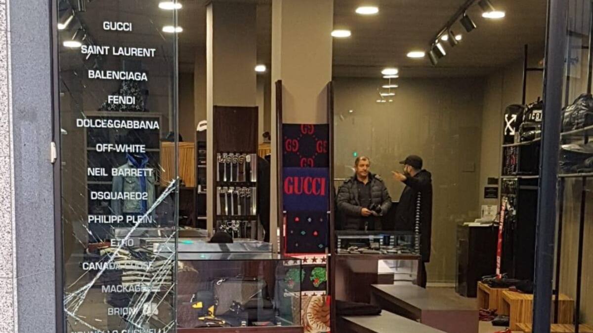 Desvalijan con el método del alunizaje una tienda del centro