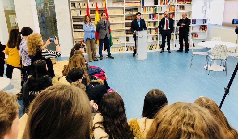 El alcalde de Alcorcón, David Pérez, inaugurando la biblioteca Jorge Guillén  junto a Ignacio Martínez, premio Príncipe de Asturias