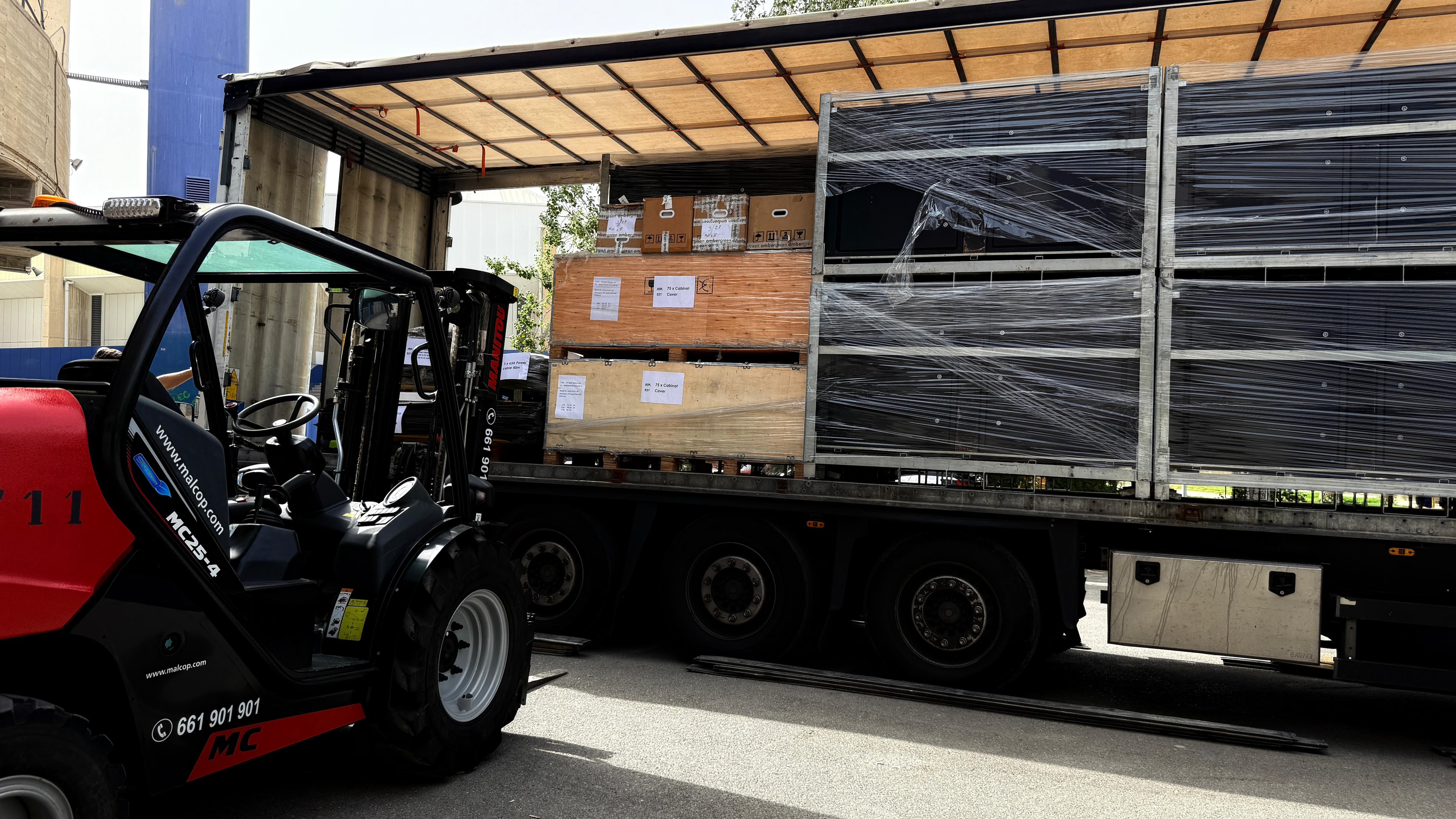 Imagen del camión que transporta los paneles de la UTV que se instalará en el Rico Pérez