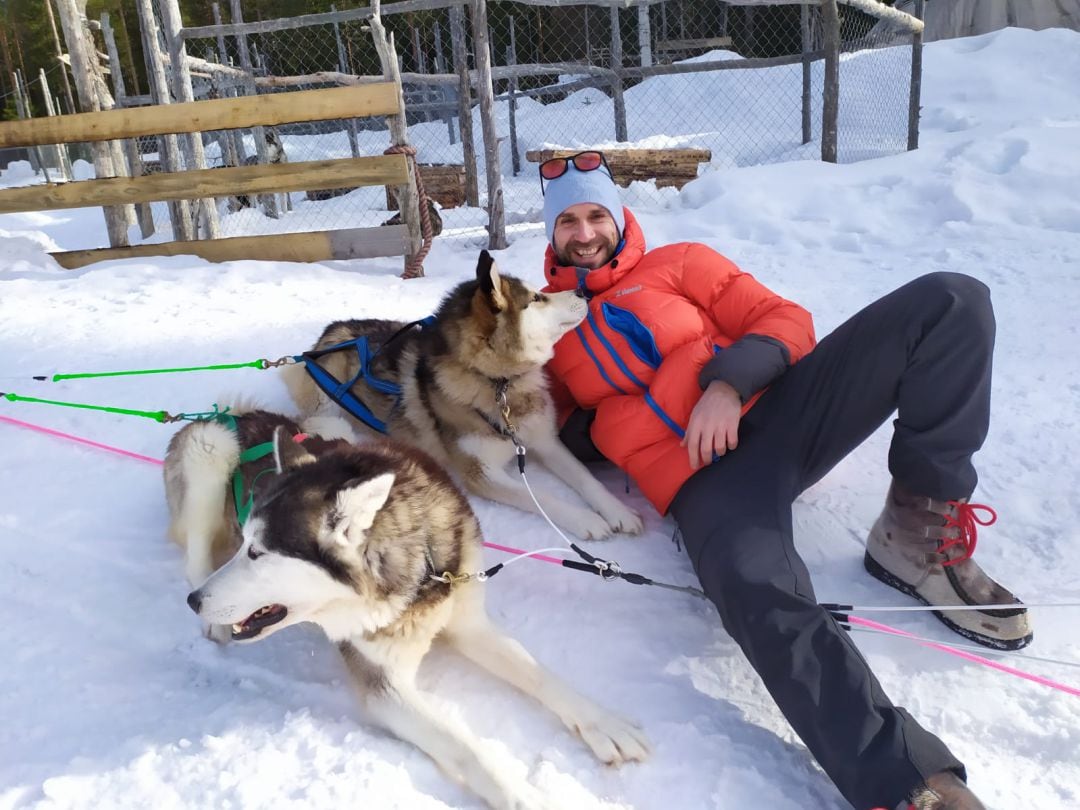 El bizkaino afincado en Laponia, junto a sus perros