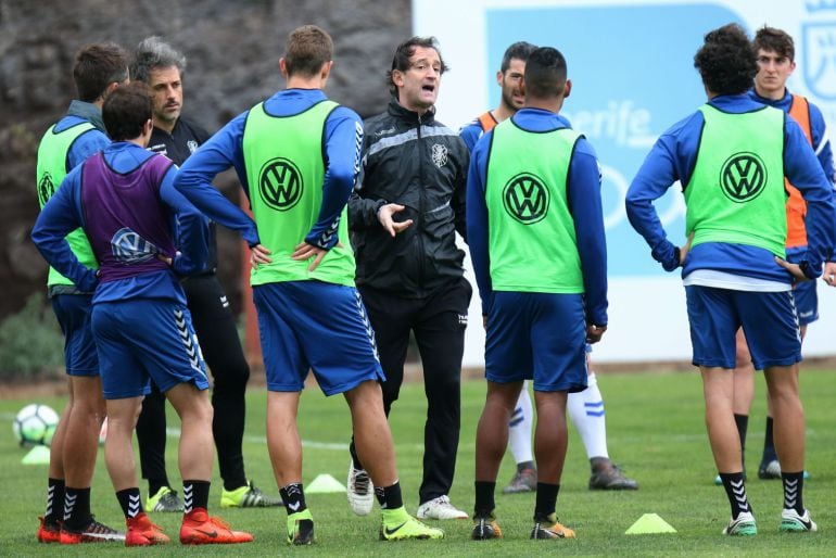 El técnico blanquiazul da instrucciones a sus jugadores en un entrenamiento