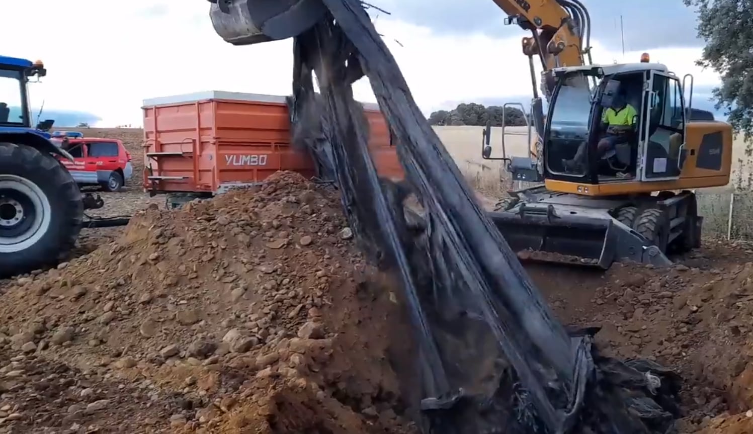 Denunciado un agricultor en Valdizarbe por enterrar seis toneladas de plástico acolchado de esparraguera