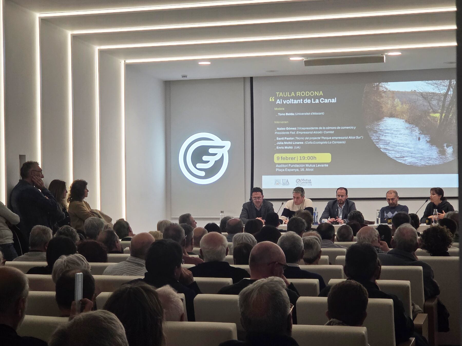 Un instant de la taula redona sobre La Canal que va tindre lloc en la seu de Fundació Mutua Levante