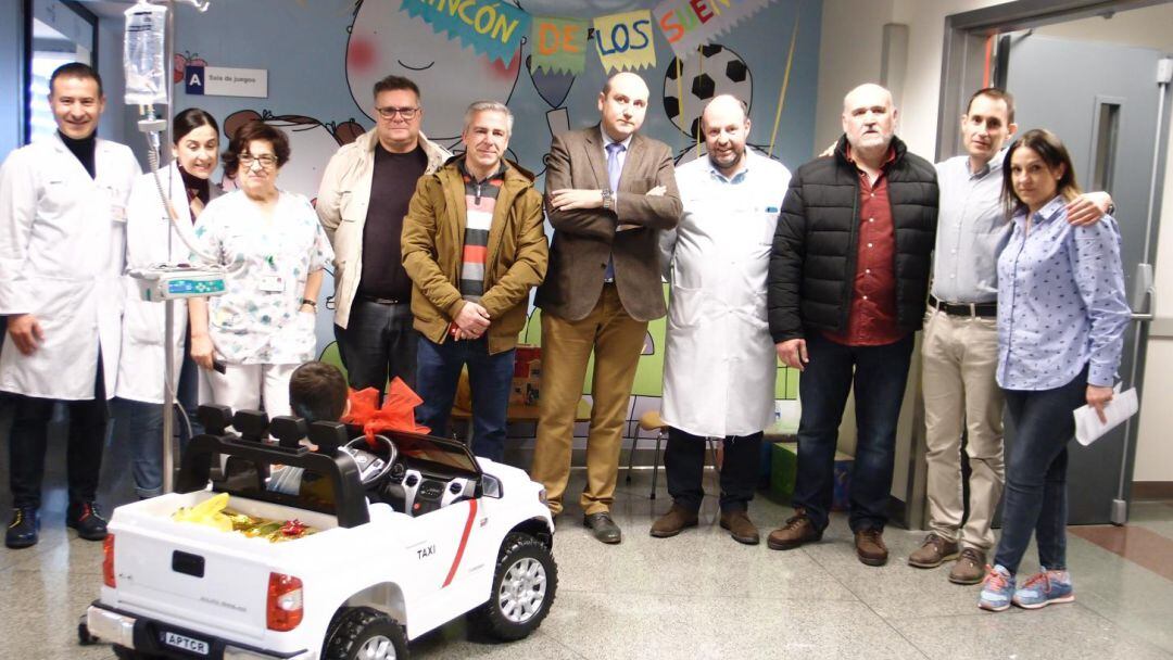 La asociación provincial de Taxistas de Ciudad Real ha dona un mini taxi infantil a la planta de Pediatría 