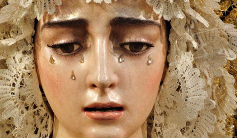 Primer plano de la Virgen de la salud, dolorosa titular de la Hermandad de san Gonzalo, que tallara Luis Ortega Bru en 1977