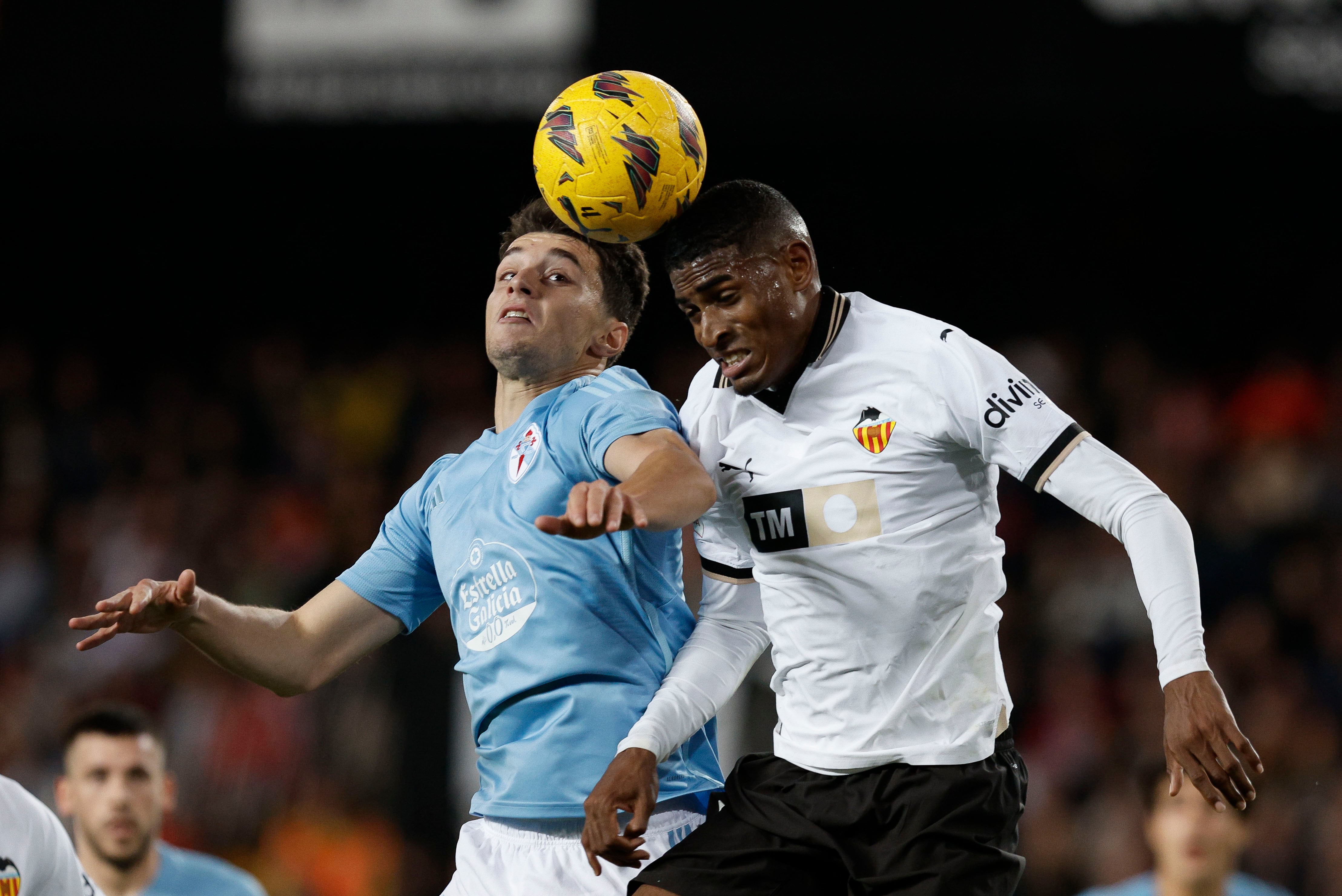 VALENCIA (ESPAÑA), 25/11/2023.- El defensa del Valencia Christian Mosquera (d) disputa un balón ante el centrocampista del Celta de Vigo Hugo Sotelo (i) durante el partido correspondiente a la jornada 14 de LaLiga que ambos equipos disputan este sábado en Mestalla. EFE/ Kai Forsterling
