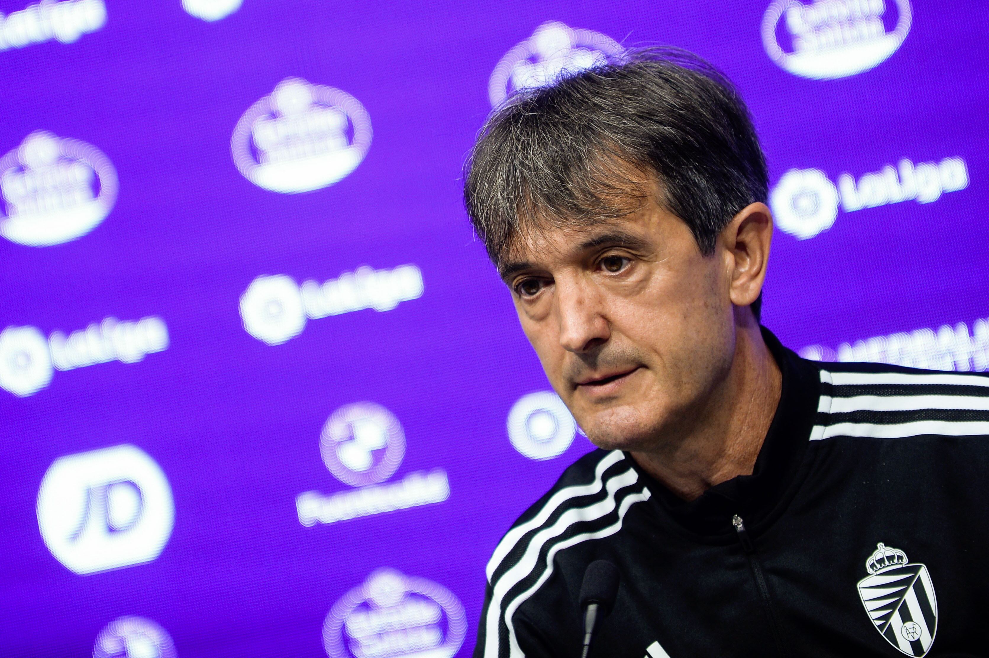 VALLADOLID, 14/10/2022.- El entrenador del Real Valladolid, José Rojo &#039;Pacheta&#039;, habla en una rueda de prensa el próximo encuentro de liga de su equipo, ante el Espanyol de Barcelona. EFE/Nacho Gallego
