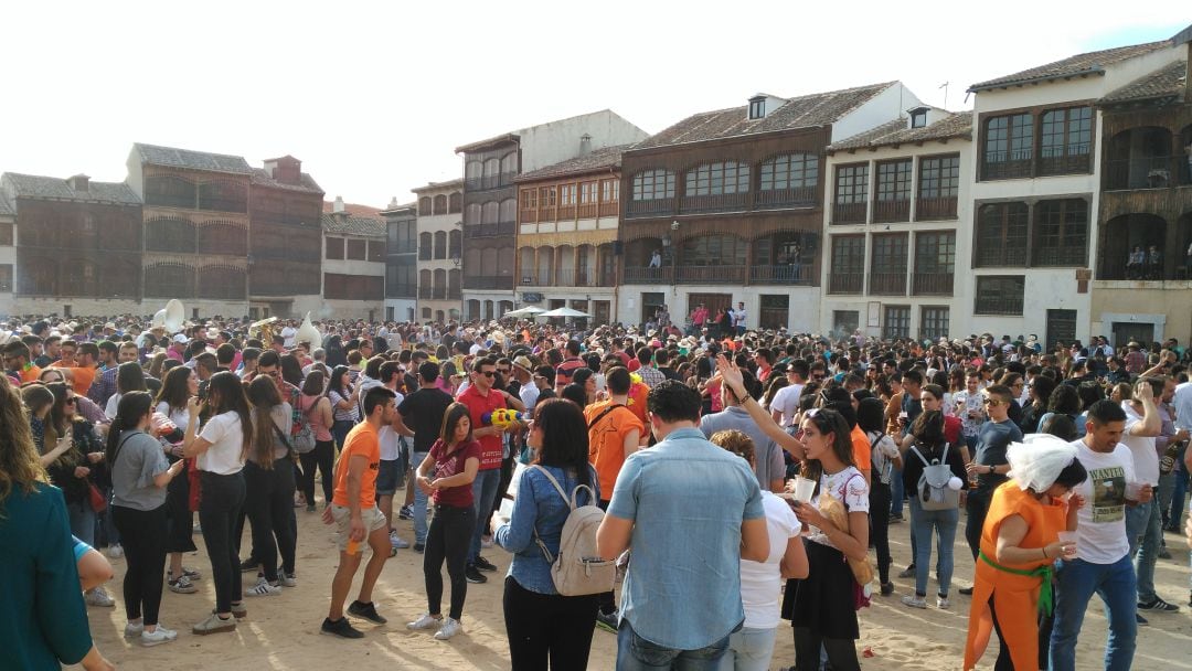 Presentación de las charangas durante la pasada edición en la plaza del Coso