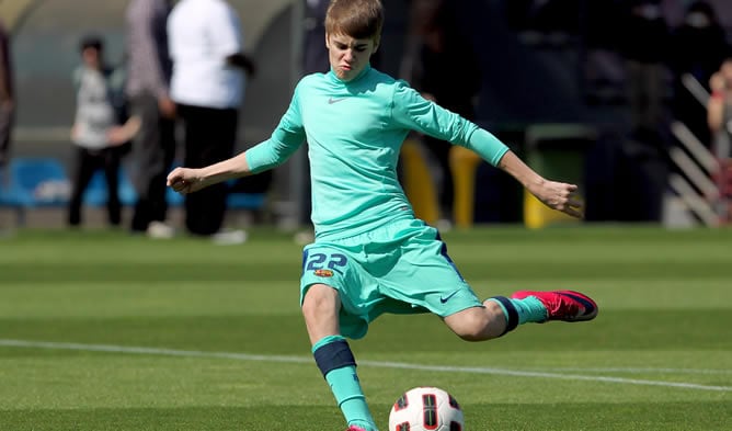 Justin Bieber con la elástica del Barcelona