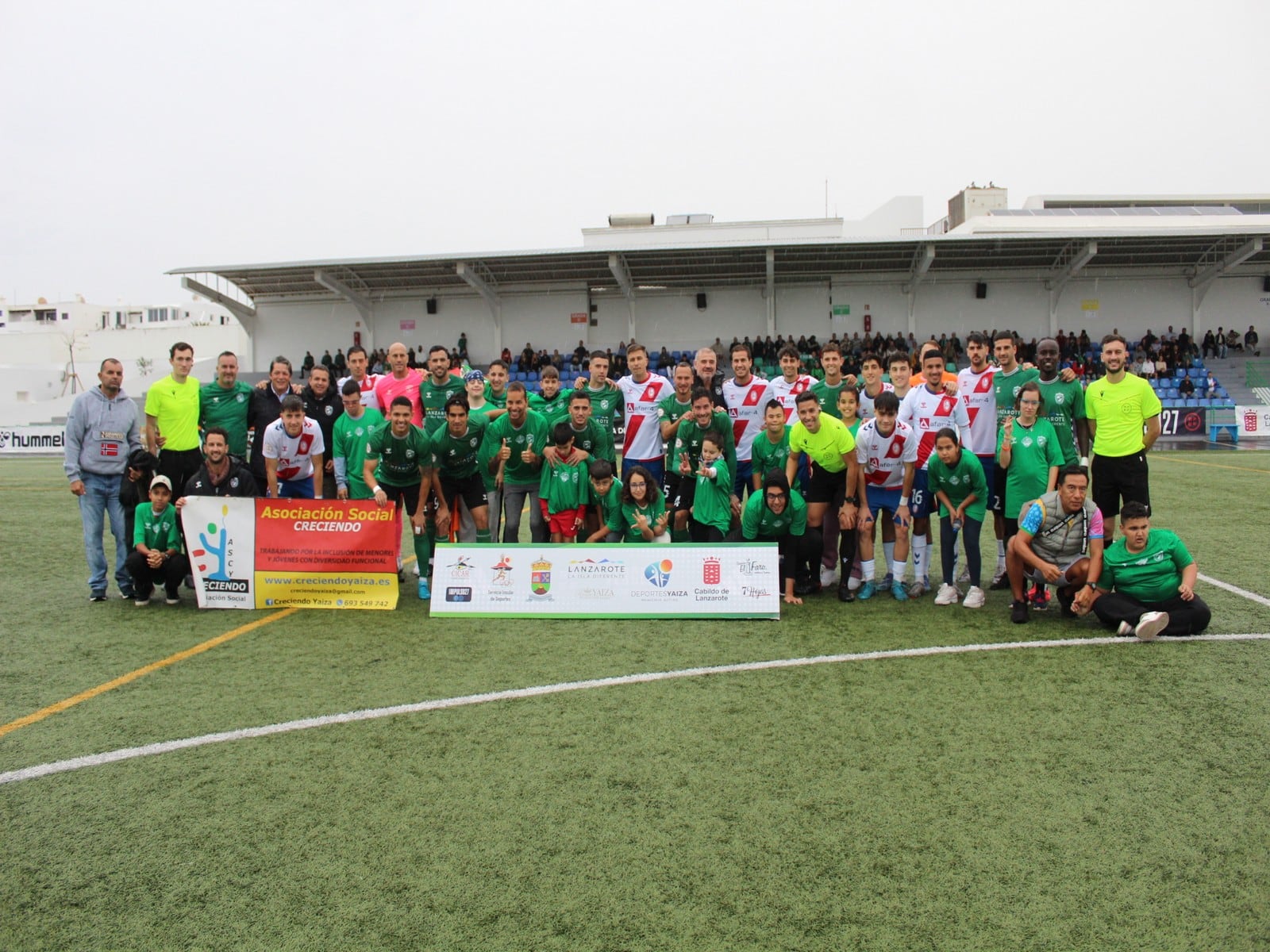 Jugadores del Unión Sur Yaiza con  integrantes del equipo inclusivo.