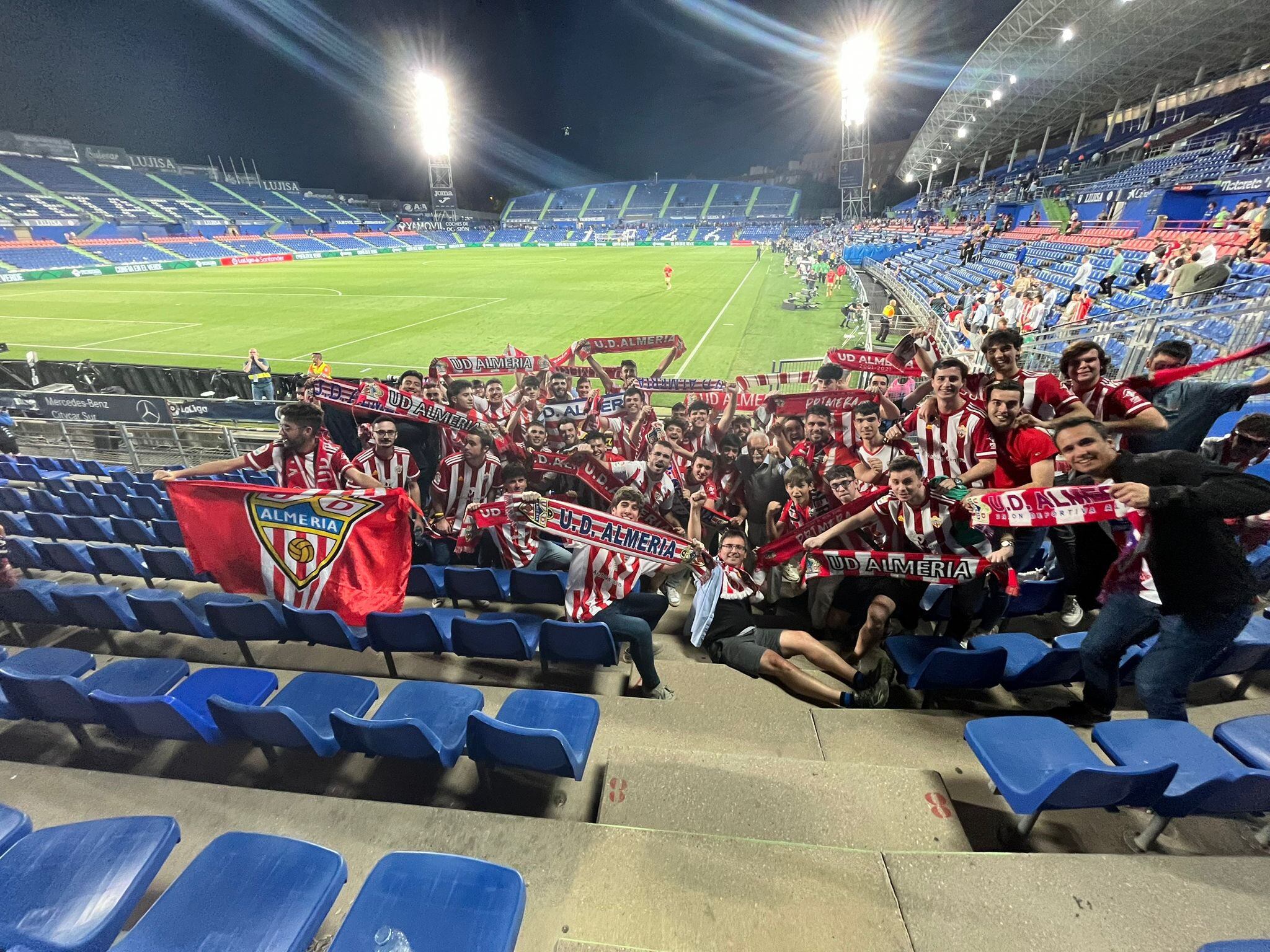 Los aficionados rojiblancos celebrando la victoria en Getafe.