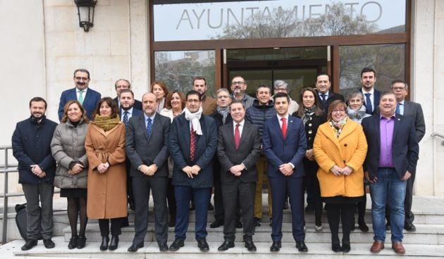 Foto de familia del Ejecutivo de Castilla La Mancha y autoridades locales y provinciales en la fachada del Ayuntamiento de Campo de Criptana