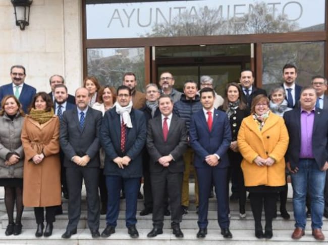 Foto de familia del Ejecutivo de Castilla La Mancha y autoridades locales y provinciales en la fachada del Ayuntamiento de Campo de Criptana