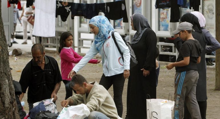 Inmigrantes en las calles de Belgrado esperan para entrar en el resto de países europeos.