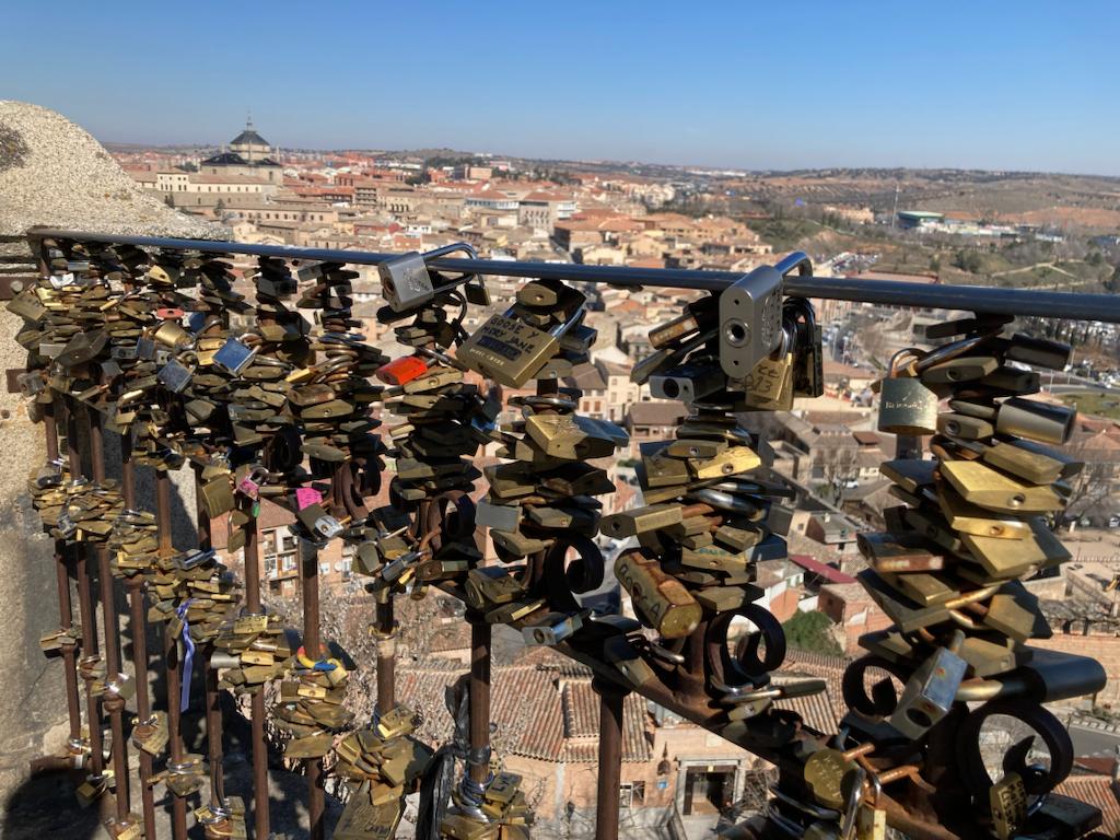 Imagen de archivo de los candados ubicados en la valla del entorno de la escultura a Bahamontes en Toledo