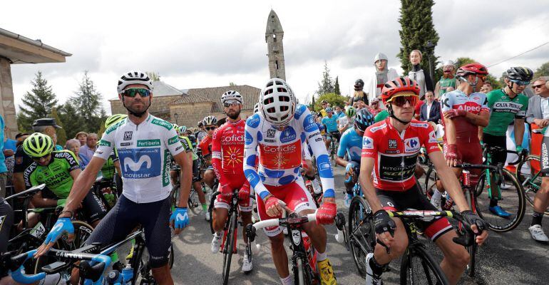 Alejandro Valverde y Simon Yates, antes del pistoletazo inicial de la etapa