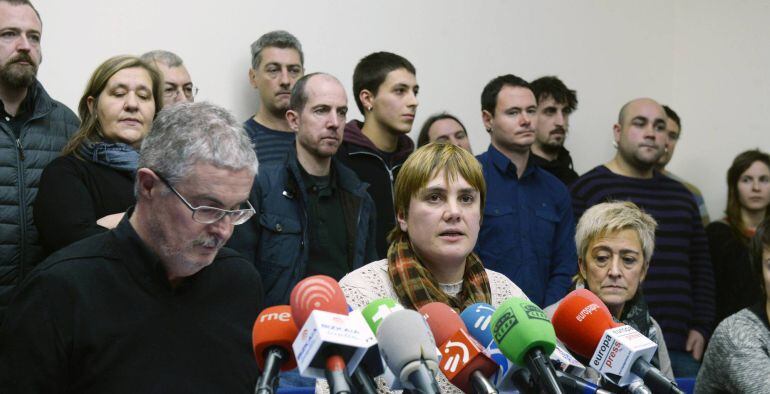 Ainhoa Etxaide (C), general secretary for Basque nationalist trade union LAB, addresses a news conference alongside leader of ELA trade union Adolfo Munoz (2L) at LAB headquarters in Bilbao January 13, 2015. Spanish Civil Guards searched the union's premises on Monday and took away 90,000 euros ($106,290) in cash, during Operation Mate, in which 12 lawyers and four others were arrested in connection with illicit funding of ETA prisoners association Herrira, according to local media. Etxaide announced a demonstration for Saturday in San Sebastian in response to the arrests. REUTERS/Vincent West (SPAIN - Tags: POLITICS CIVIL UNREST)