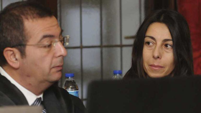 Raquel Gago junto a su abogado durante el juicio por el asesinato de Isabel Carrasco