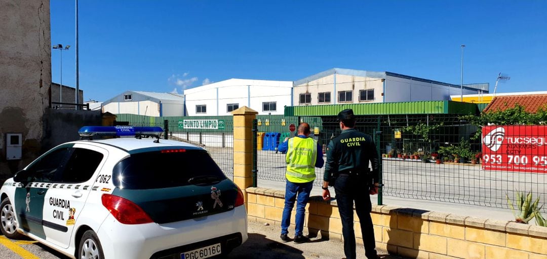 Miembros de la Guardia Civil en el Punto Limpio de Martos.