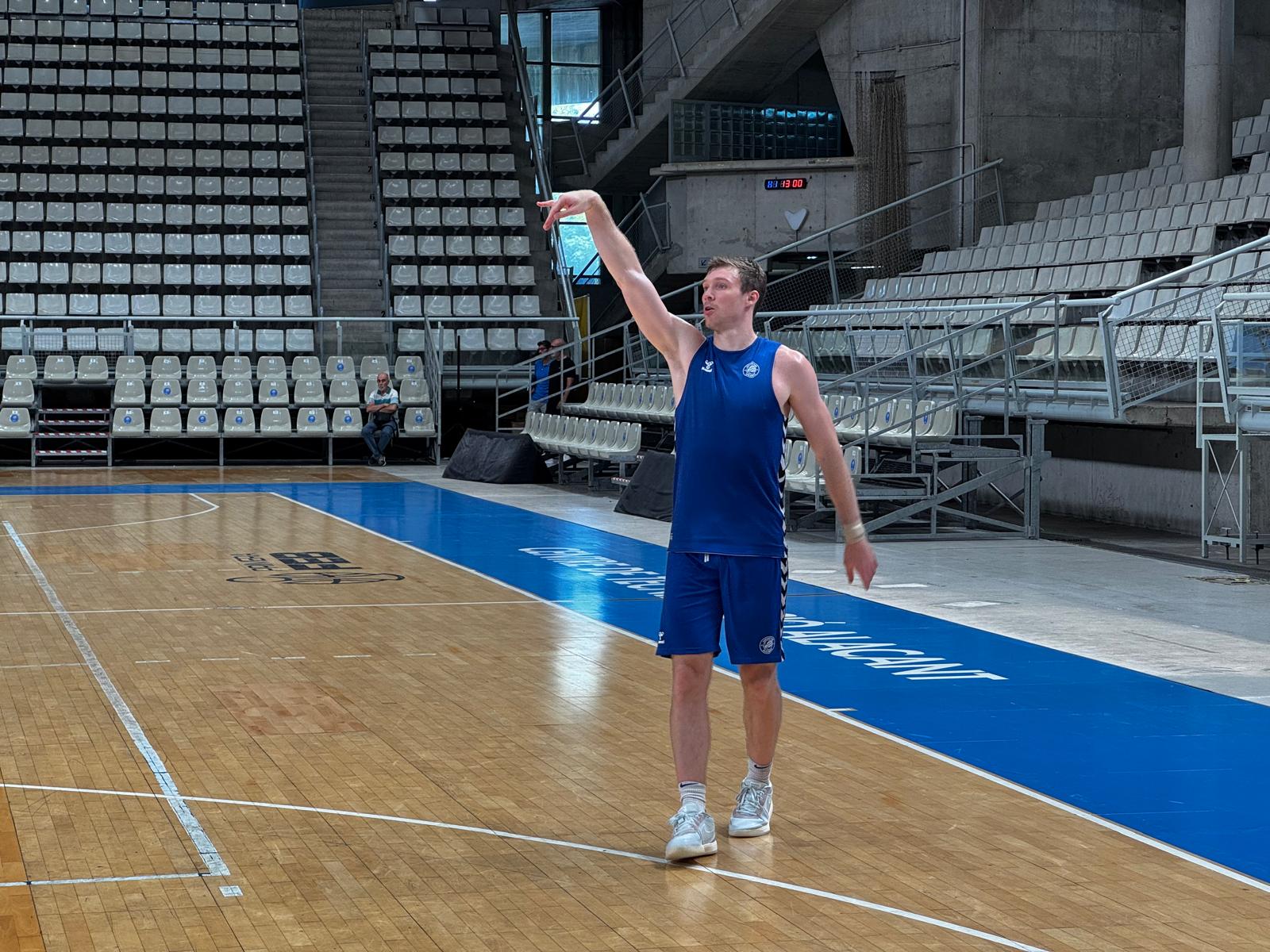 Tucker Richardson en el entrenamiento de este viernes en el Pedro Ferrándiz. Foto: Daniel Rodríguez