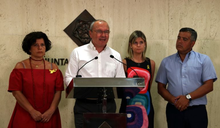L'alcalde de Reus, Carles Pellicer, acompanyat dels portaveus municipals dels partits de govern.