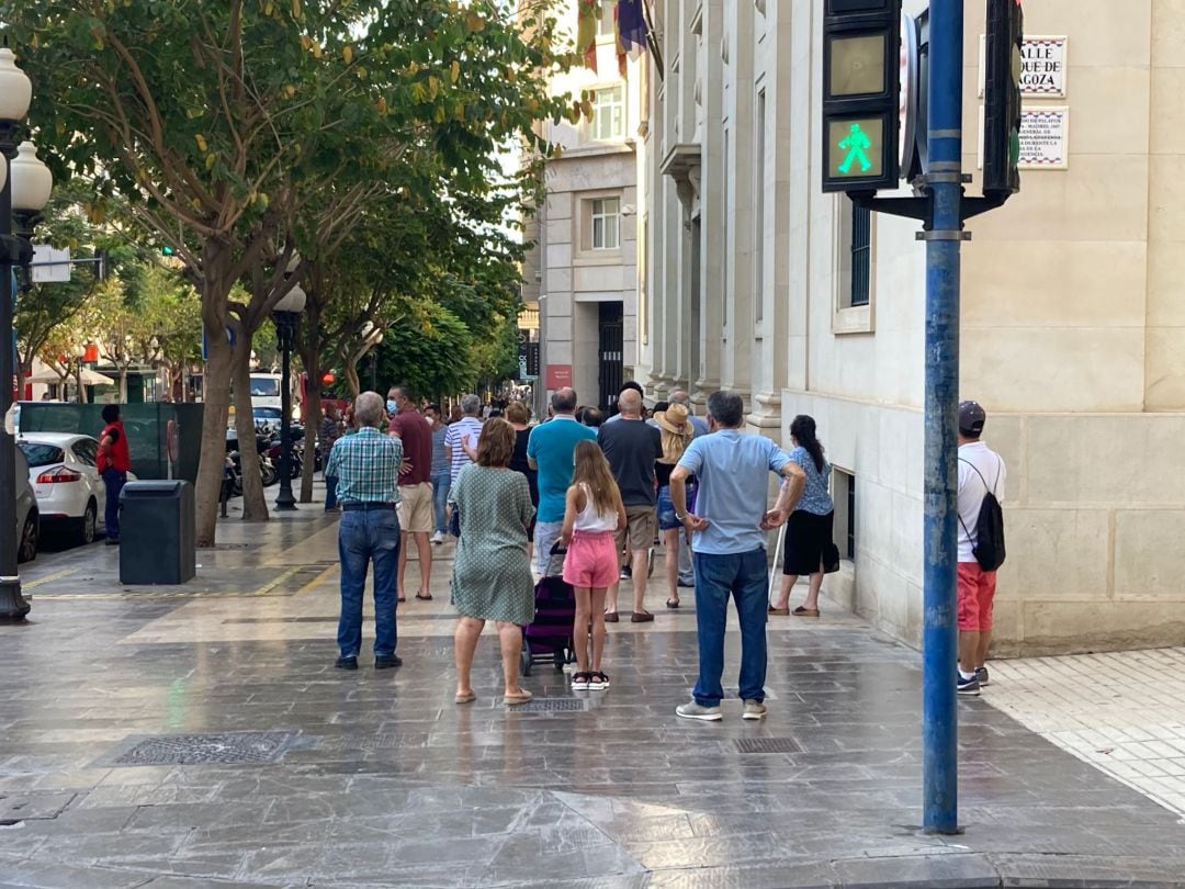 Largas colas en el Banco de España de Alicante