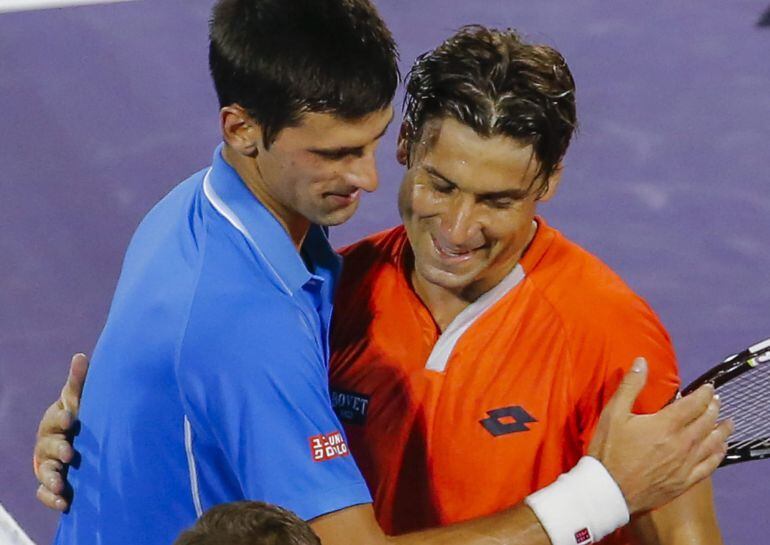 Ferrer y Djokovic se abrazan al término del partido en Miami