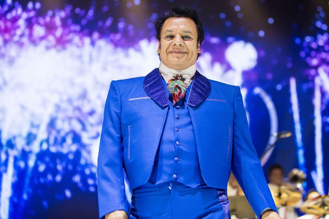 Juan Gabriel durante una actuación en California en 2015