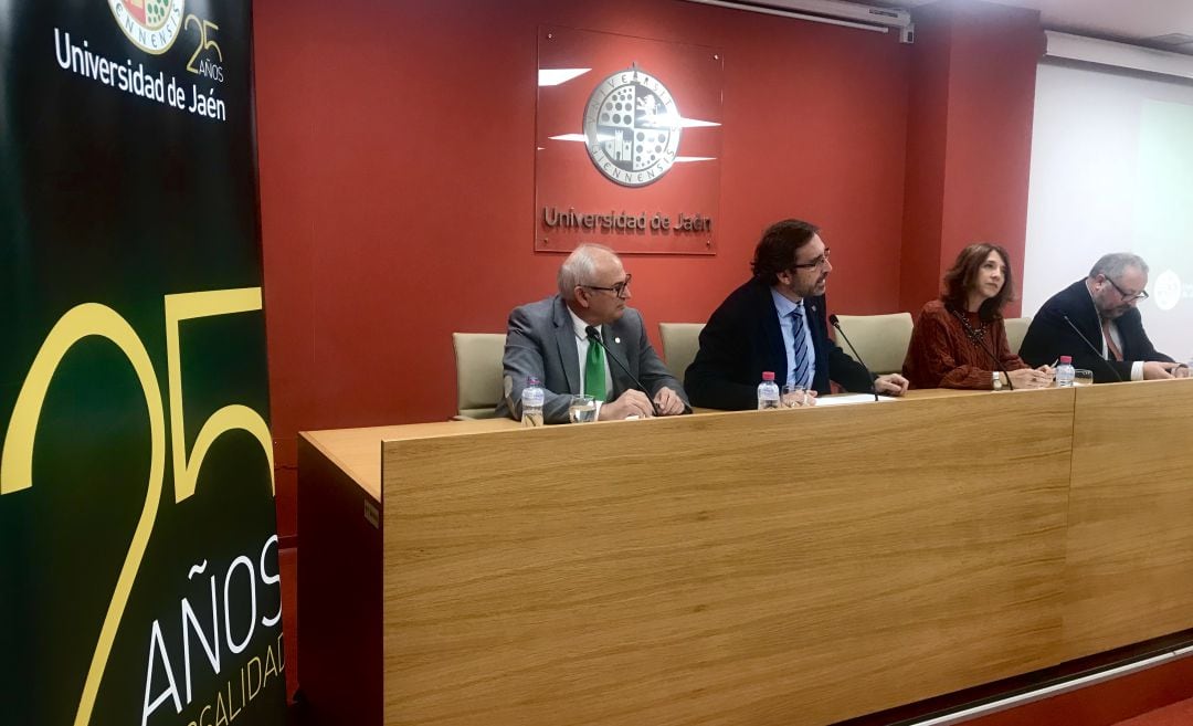 De izquierda a derecha, el exrector de la UJA, Manuel Parras, el actual rector, Juan Gómez, la moderadora de la mesa, Pilar Mariscal y el primer rector, Luis Parras.