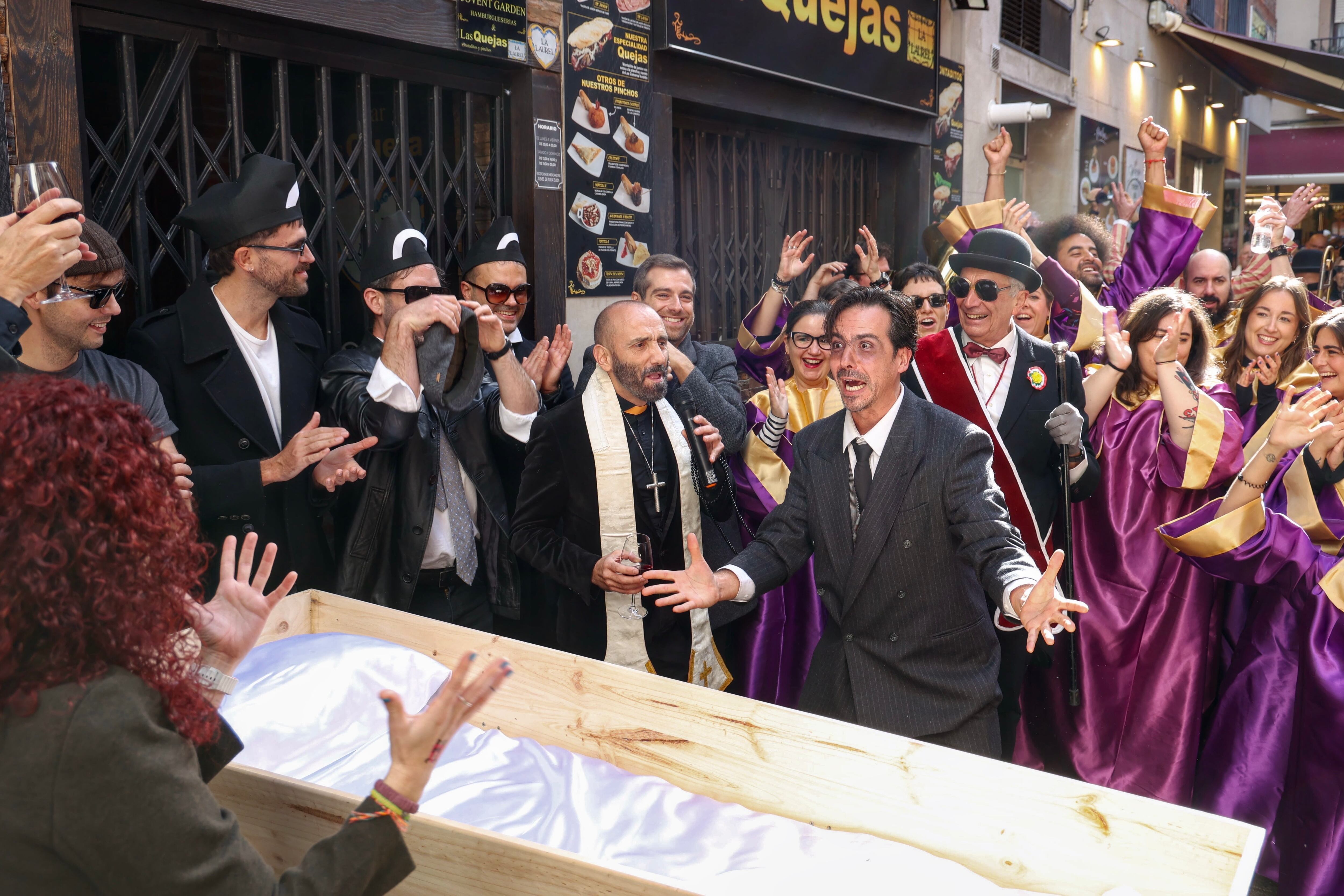 LOGROÑO, 02/11/2025.- Las calles de Logroño se llenan de música con un funeral de Nueva Orleans, protagonizado por Dixiemulando, este domingo. Así arranca la V edición de la Semana de la Cultura del Jazz, RIOJAZZ, un festival que se consolida como una cita imprescindible para los amantes de este género musical, del 2 al 9 de noviembre, La Rioja se convertirá en epicentro del jazz con una programación variada y dirigida a todos los públicos. EFE/Raquel Manzanares