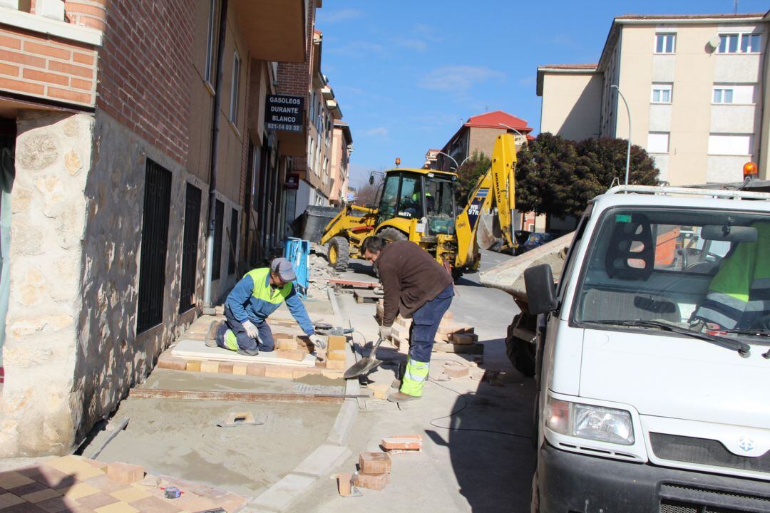 Operarios municipales trabajan en la remodelación de la acera de la calle Bartolomé de la Cueva