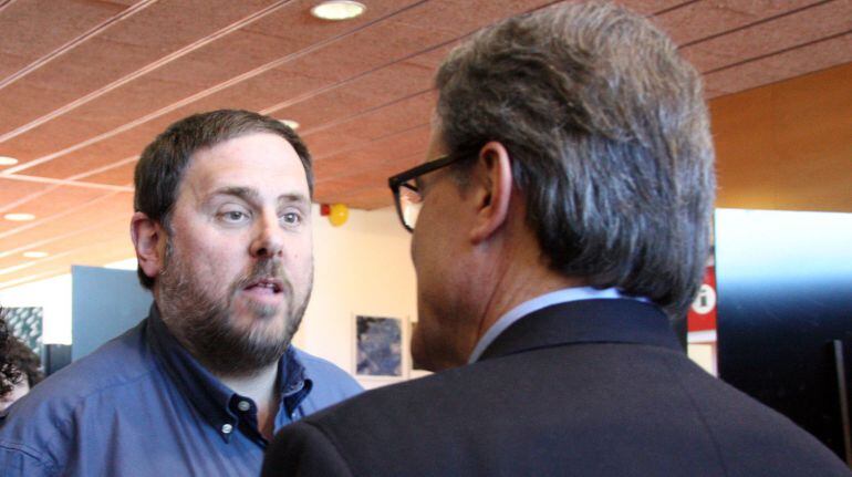 Mas i Junqueras coincideixen al Mercat del Ram de Vic i conversen sobre l&#039;accident de Germanwings