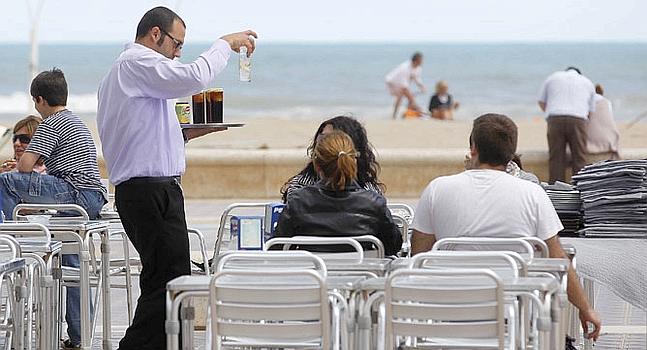 Un camarero sirviendo una terraza en Málaga