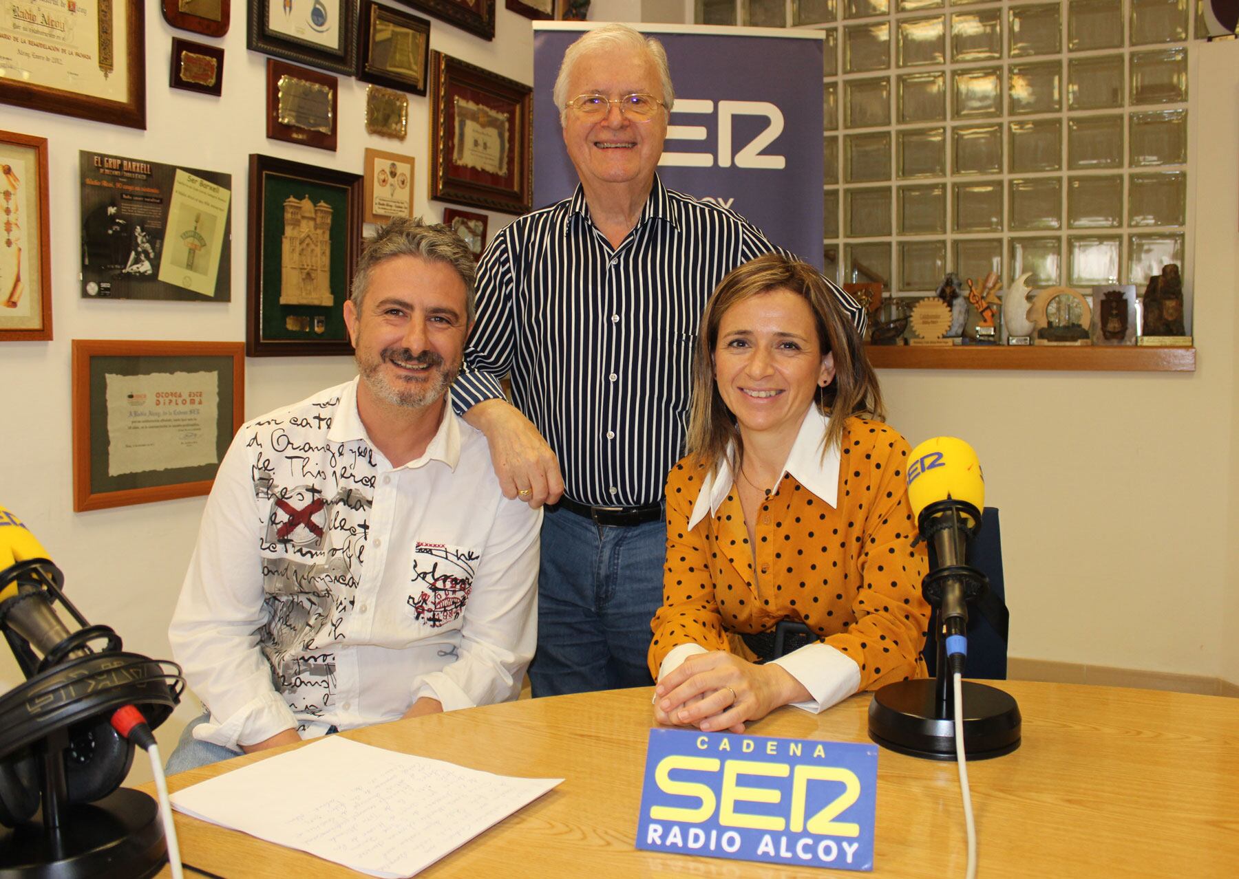 Toni Miranda, Paco Aznar y Silvia Gómez Maestro en el estudio central de Radio Alcoy