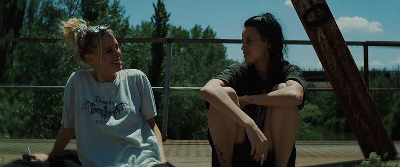 Fotograma 'Libélulas' / En la imagen Milena Smith (Cata) y Olivia Baglivi (Álex)