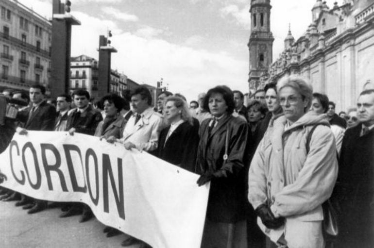 La esposa de Publio Cordón, Pilar Muro, y su yerno, Ignacio Jiménez, guardan cinco minutos de silencio para exigir la libertad del empresario secuestrado por los Grapo (Zaragoza, 30-1-1996).