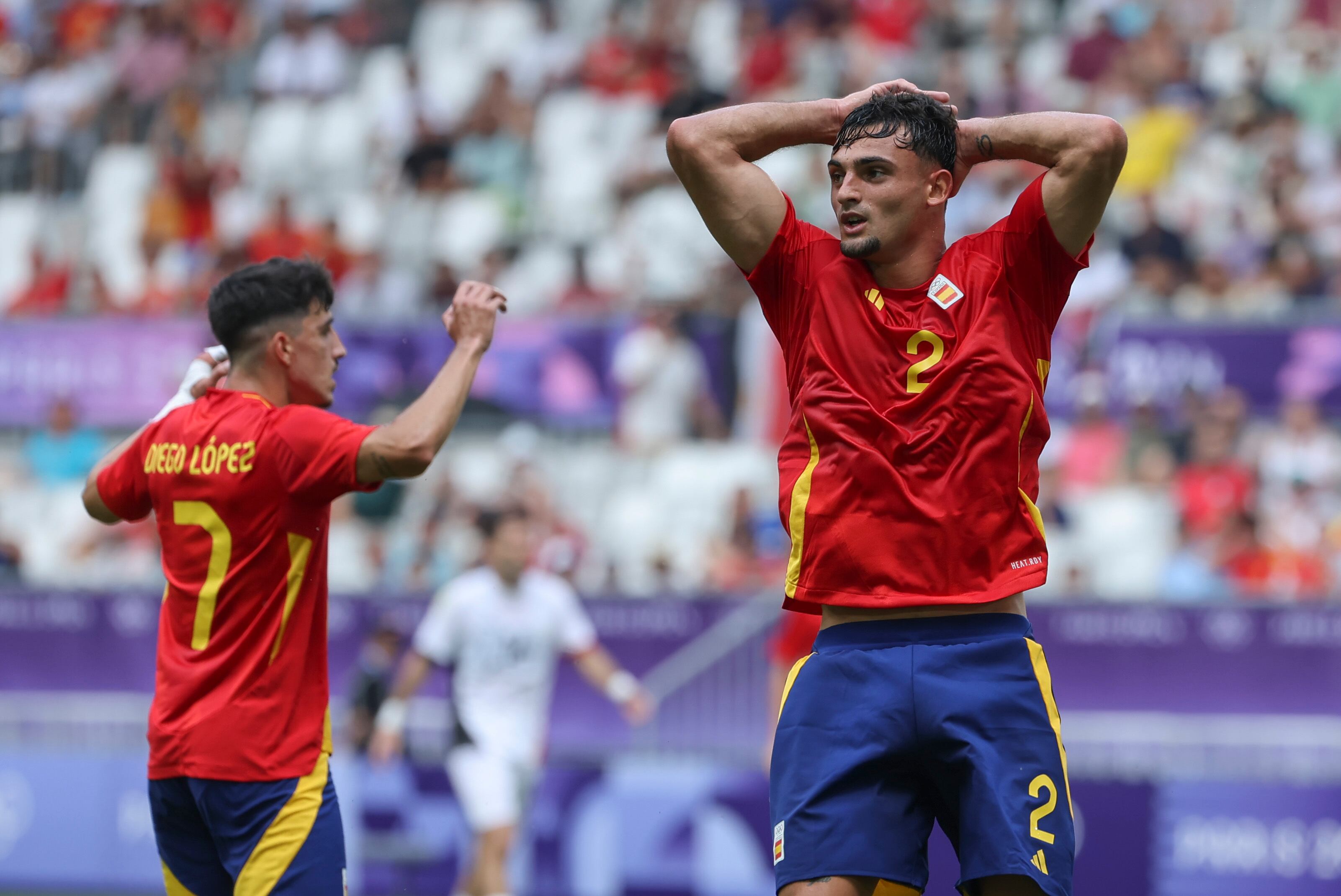 BURDEOS, 30/07/2024.- El futbolista español Marc Pubill (d) se lamenta de una ocasión perdida ante Egipto durante su partido del Grupo C de fútbol masculino de los Juegos Olímpicos de París 2024 en el Estadio de Burdeos (Francia) este martes. EFE/ Kiko Huesca
