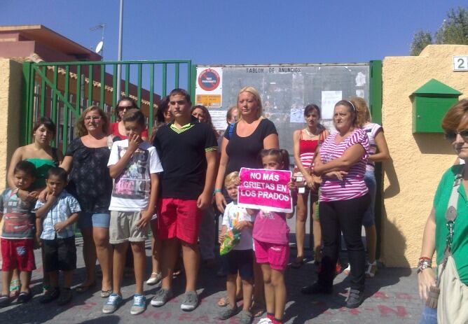 Madres del colegio de Los Prados protestan a las puertas del colegio junto a sus hijos