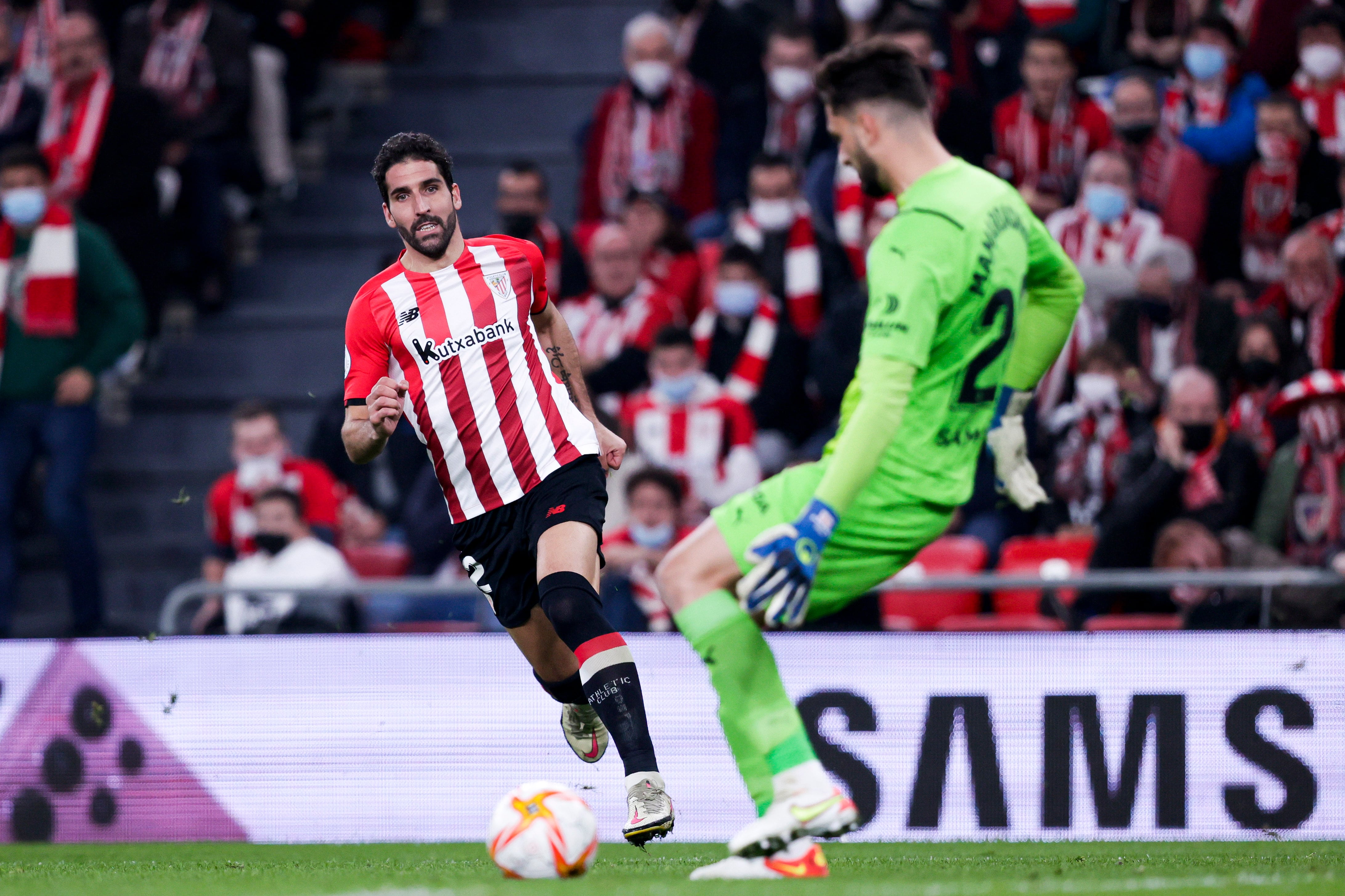 Raúl García, ante Giorgi Mamardashvili en el partido de ida de las semifinales de la pasada edición de la Copa del Rey