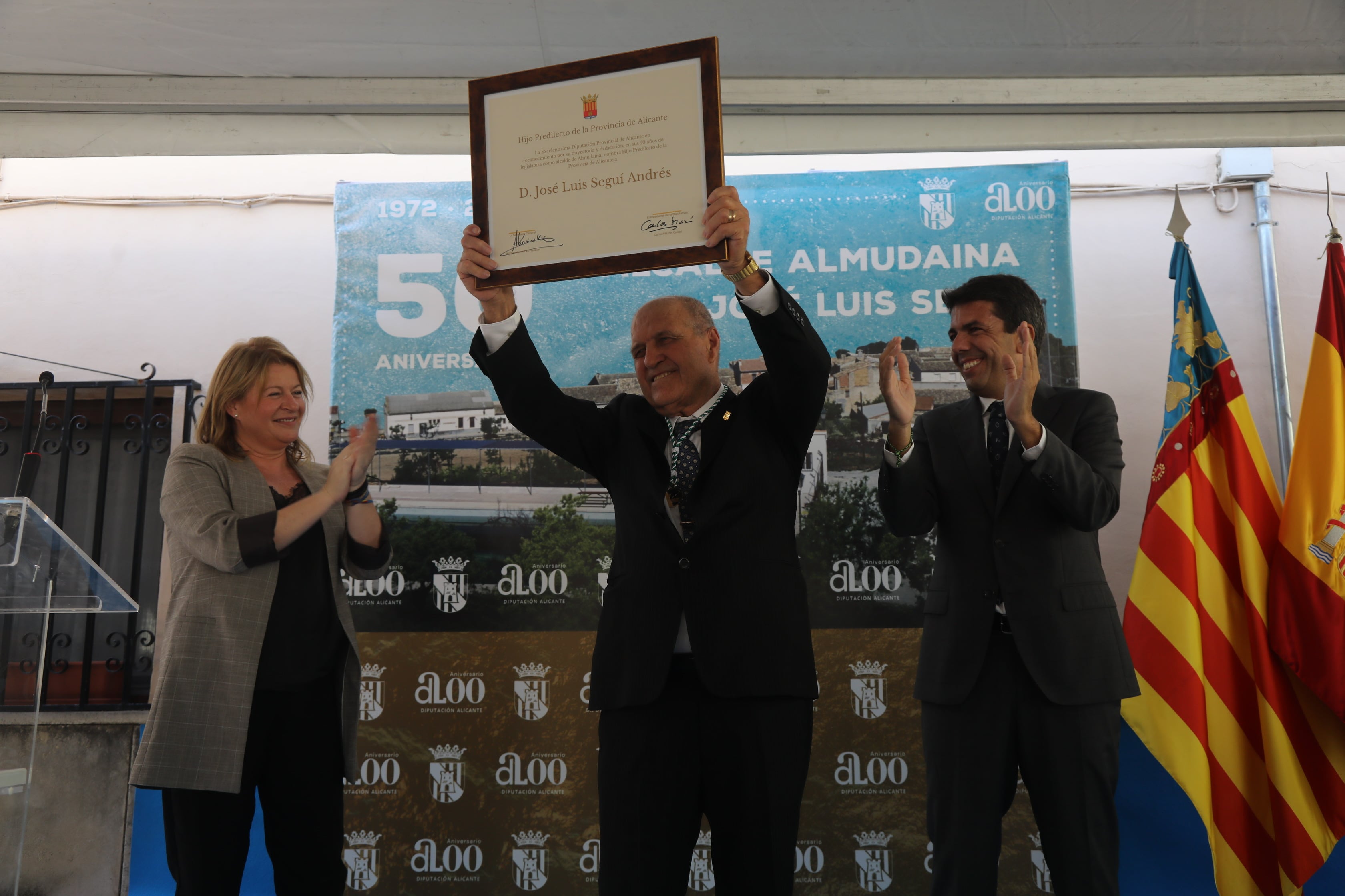 El alcalde de Almudaina, José Luis Seguí, junto a Ana Serna y Carlos Mazón, vicepresidenta y presidente de la Diputación de Alicante